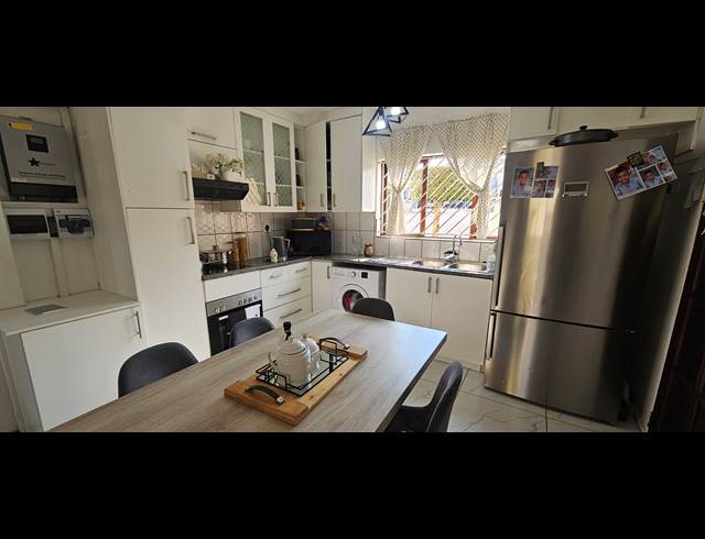 3 BEDROOM TOWNHOUSE FOR SALE IN MONDEOR